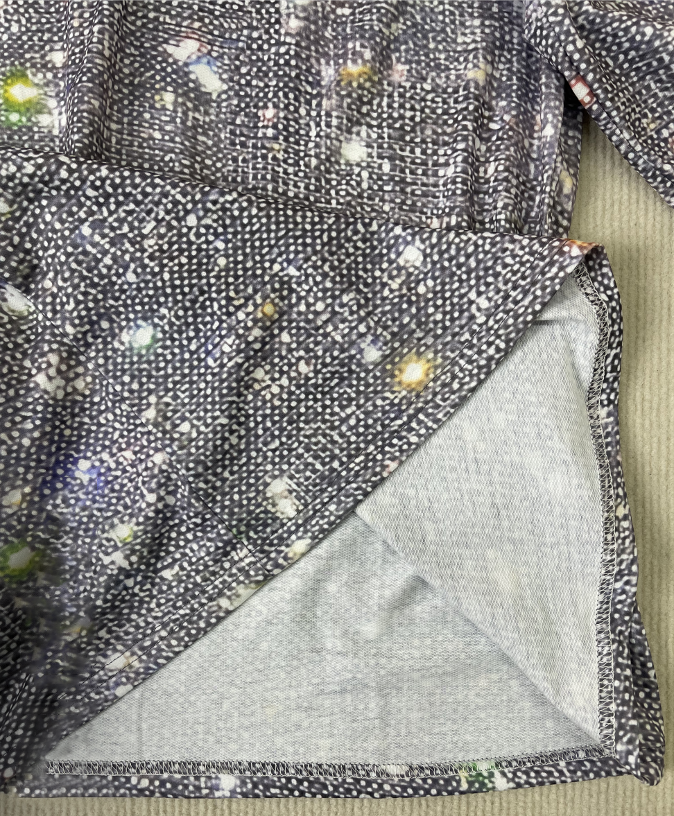 Chloe - Zilveren metallic top met disco glitterprint, V-hals en lange mouwen