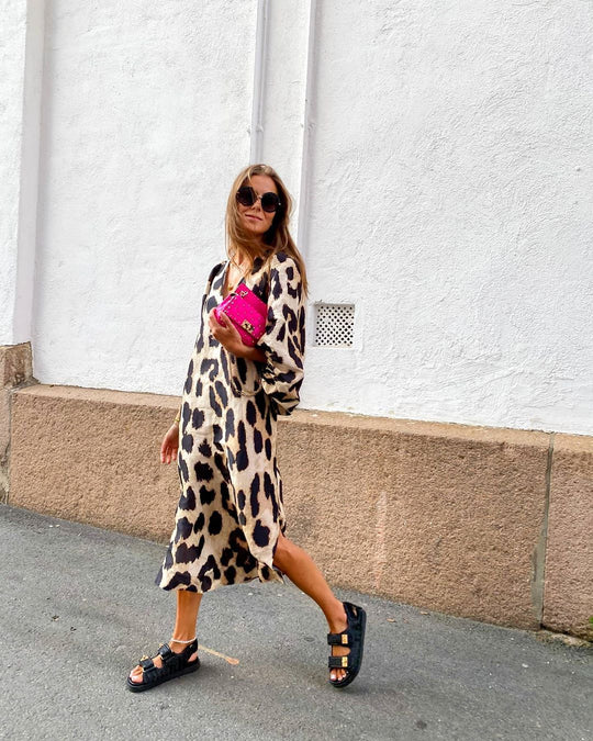 Iris – Luipaardprint Midi-Jurk Met Een Modieuze Uitstraling